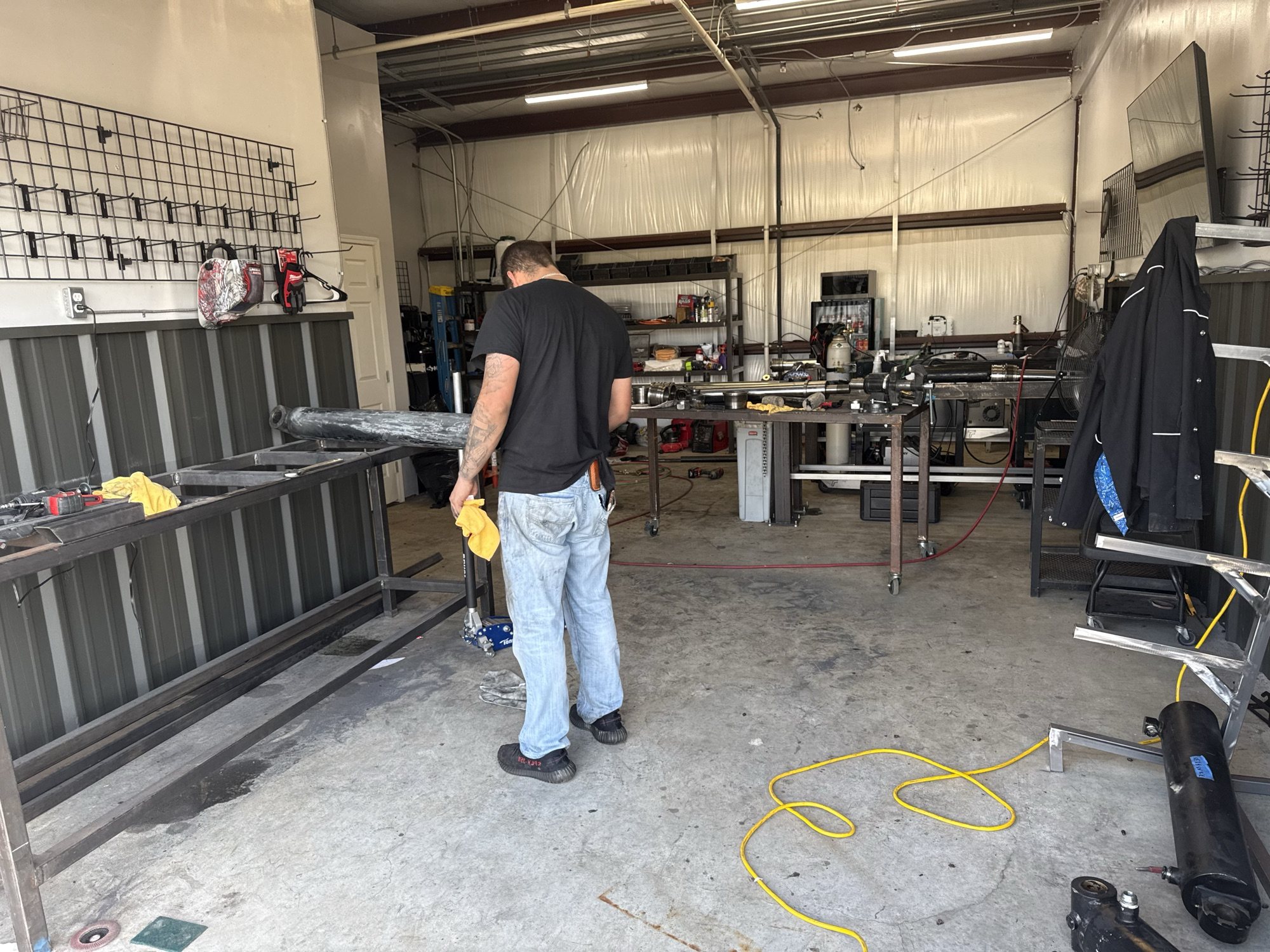 Hydraulic repair bay with cylinder work in progress