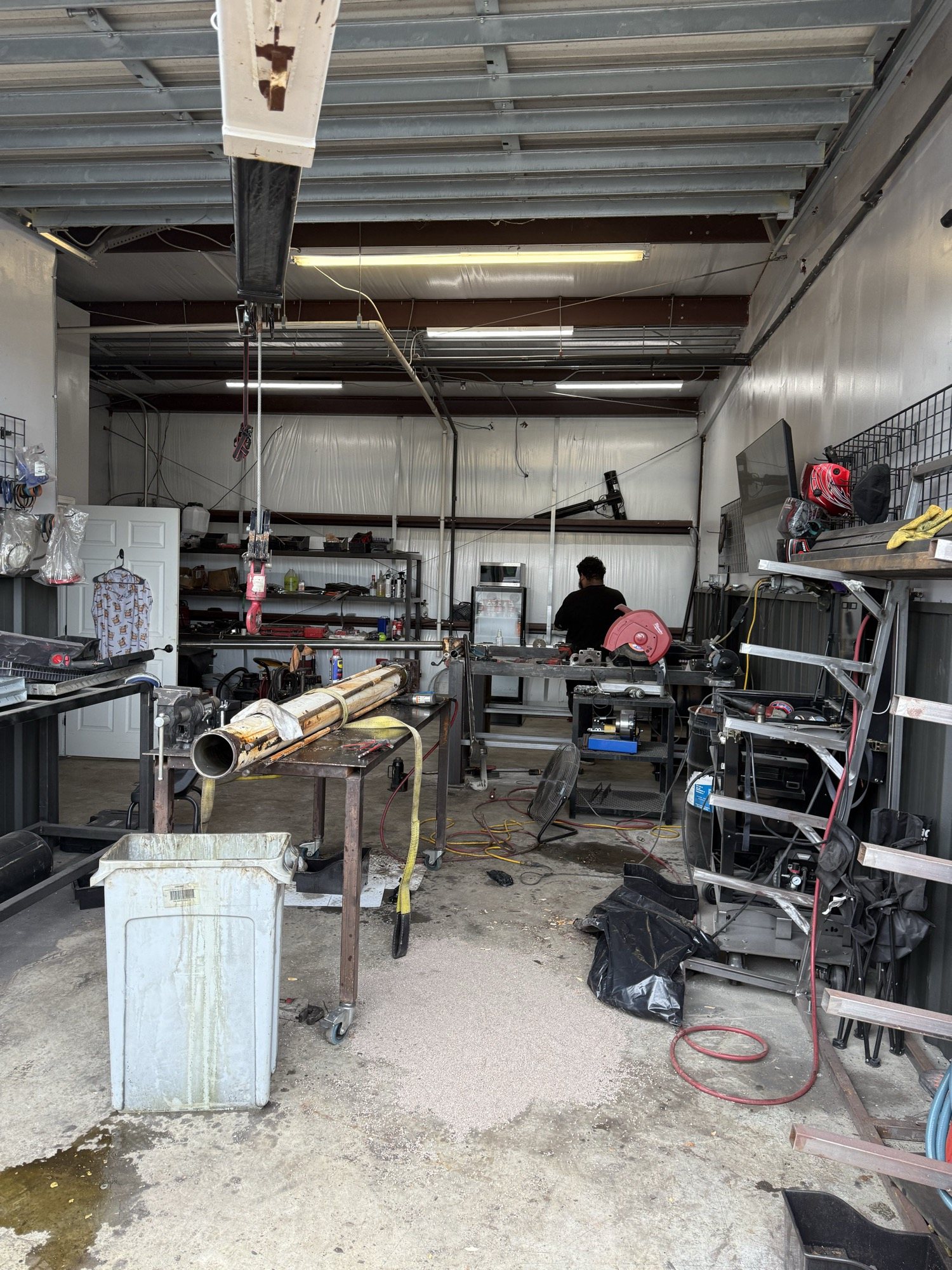Hydraulic cylinder repair station with equipment parts